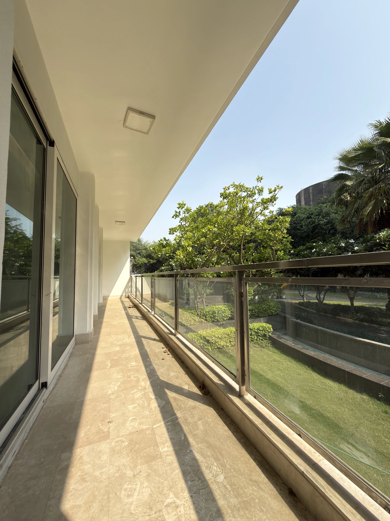 The same balcony, along its length