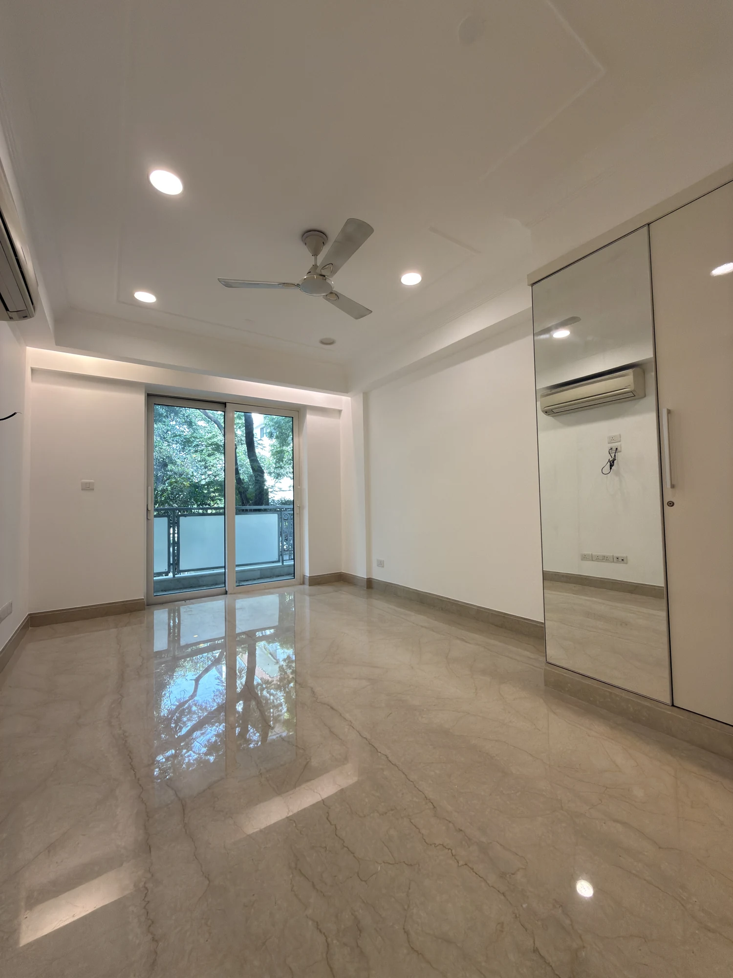 Bedroom, opening to the trees